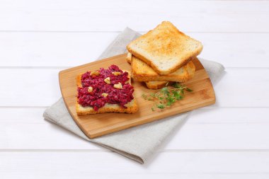 kızarmış ekmek taze pancar yaymak ile