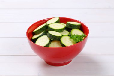 Dilimlenmiş yeşil kabak