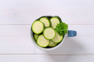 Dilimlenmiş yeşil kabak