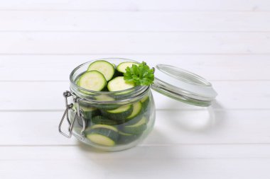 Dilimlenmiş yeşil kabak