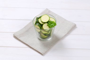 Dilimlenmiş yeşil kabak