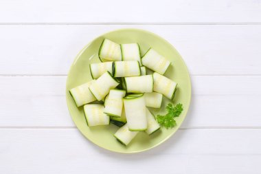 çiğ kabak şeritler