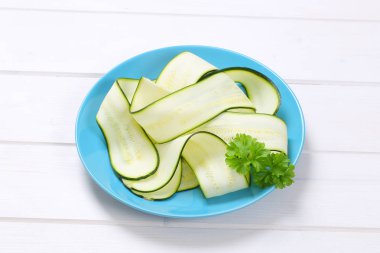 çiğ kabak şeritler