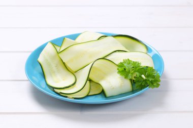 çiğ kabak şeritler