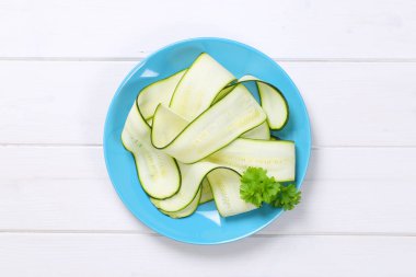 çiğ kabak şeritler