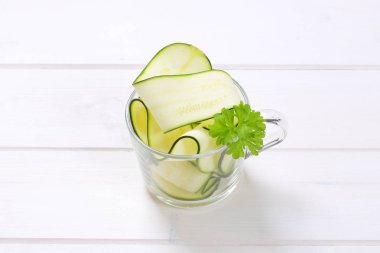 çiğ kabak şeritler