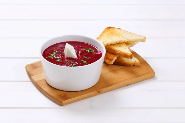 Суп из свеклы с тостами — стоковое фото