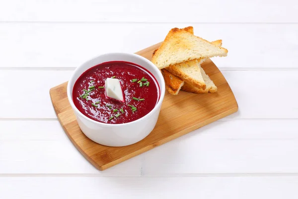 Sopa de creme de beterraba com torrada — Fotografia de Stock