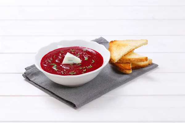 Supă cremă de sfeclă roșie cu pâine prăjită — Fotografie, imagine de stoc