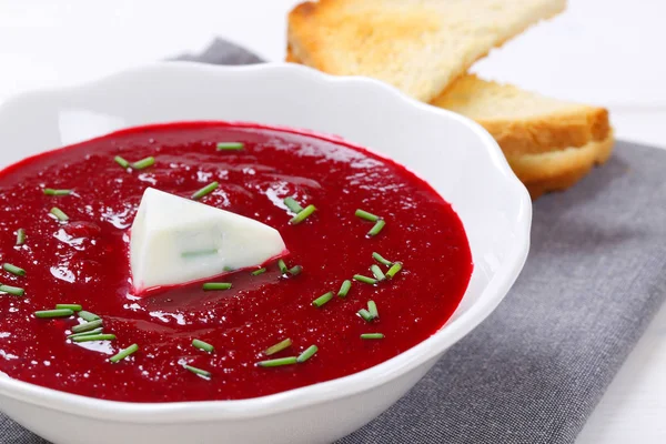 Sopa de crema de remolacha con tostadas — Foto de Stock