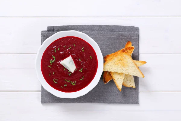 Суп из свеклы с тостами — стоковое фото