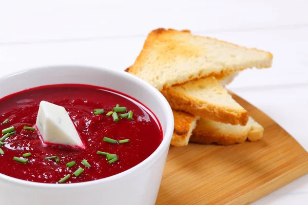 Rote-Bete-Sahne-Suppe mit Toast — Stockfoto