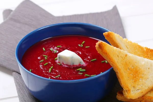 Červená řepa krémová polévka s toasty — Stock fotografie