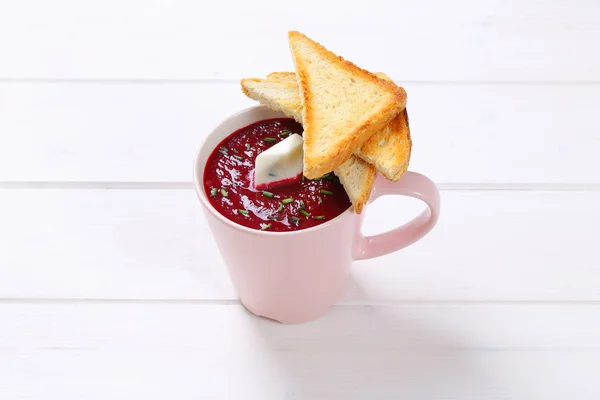 Sopa de creme de beterraba com torrada — Fotografia de Stock