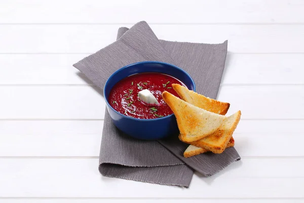 Červená řepa krémová polévka s toasty — Stock fotografie
