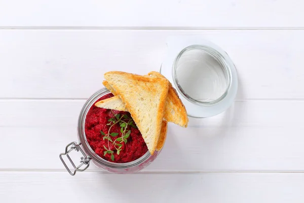 Färska rödbetor puré med toast — Stockfoto