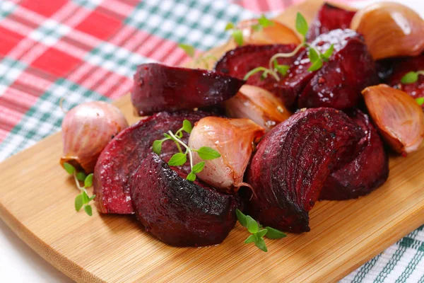 Gebakken rode biet met knoflook en tijm — Stockfoto