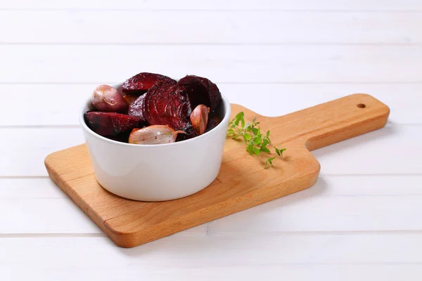 Baked beetroot with garlic and thyme — Stock Photo, Image