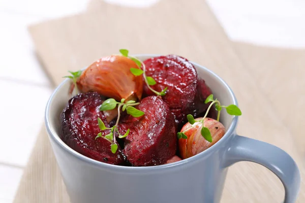 Baked beetroot with garlic and thyme — Stock Photo, Image