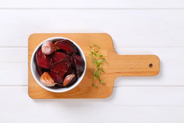 Baked beetroot with garlic and thyme — Stock Photo, Image