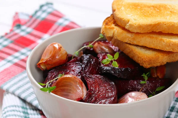 Pişmiş kırmızı pancar ve sarımsak tost — Stok fotoğraf