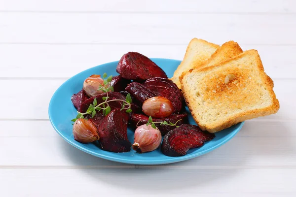 Bakade rödbetor och vitlök med toast — Stockfoto