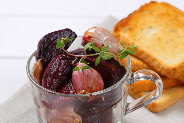 Gebakken rode biet en knoflook met toast — Stockfoto