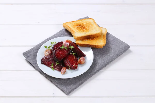 Bakade rödbetor och vitlök med toast — Stockfoto