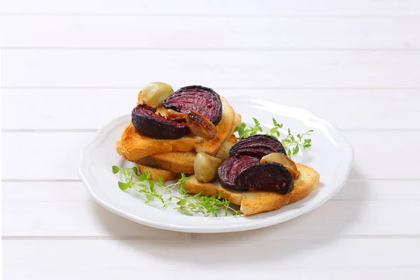 Toastbrot mit gebackener Rote Bete und Knoblauch — Stockfoto