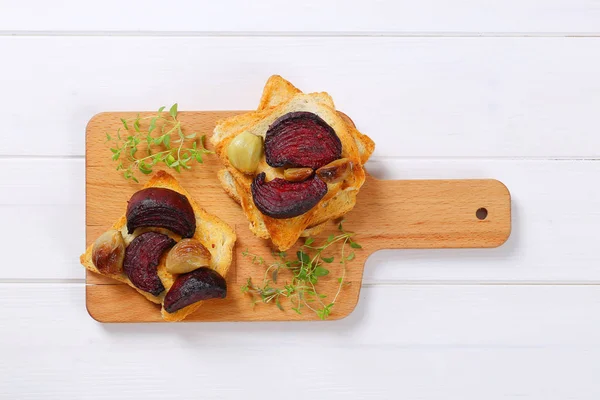 Geroosterd brood met gebakken rode biet en knoflook — Stockfoto