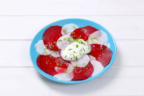 Remolacha y carpaccio de rábano blanco con yogur — Foto de Stock