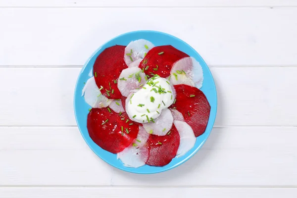 Carpaccio van rode biet en wit radijs met yoghurt — Stockfoto