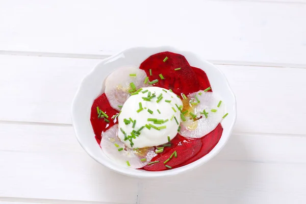 Remolacha y carpaccio de rábano blanco con yogur —  Fotos de Stock