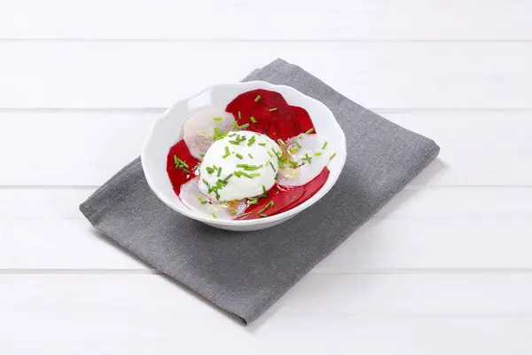Řepa červená a bílá ředkev carpaccio s jogurtem — Stock fotografie