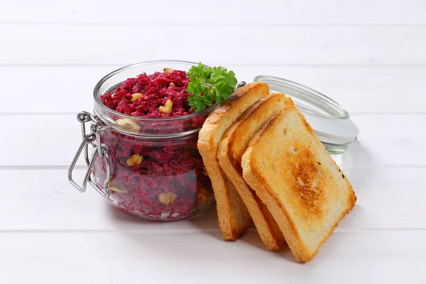 Färska rödbetor sprids med toast — Stockfoto