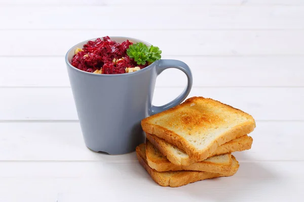 Barbabietola fresca spalmata con pane tostato — Foto Stock