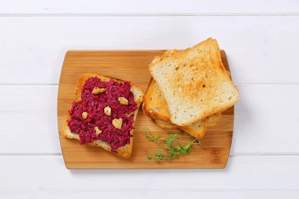 Toasty s šíří z červené řepy — Stock fotografie