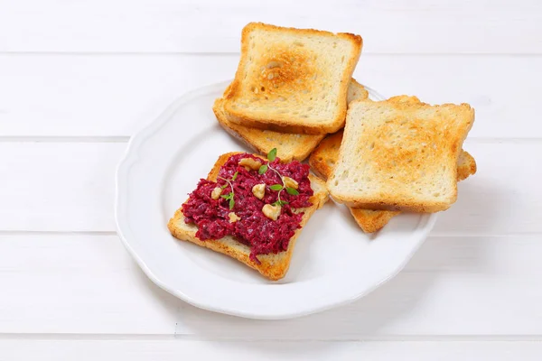 Geroosterd brood met rode biet verspreiding — Stockfoto