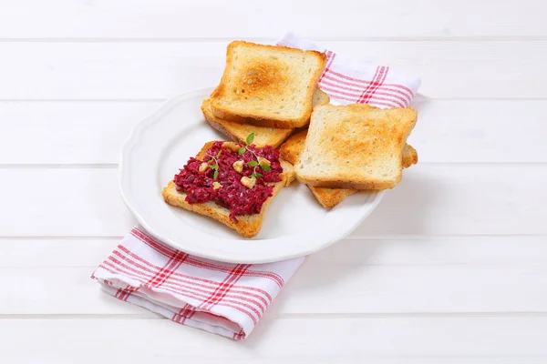 Toastový chléb s čerstvou červenou řepou šíří — Stock fotografie