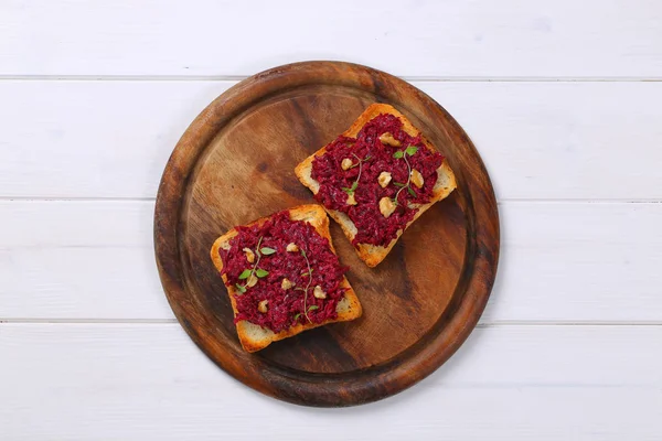 Rostat bröd med rödbetor spridning — Stockfoto