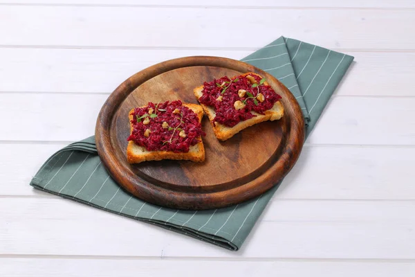 Rostat bröd med rödbetor spridning — Stockfoto