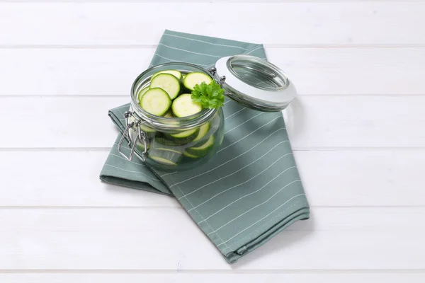 Grüne Zucchini in Scheiben geschnitten — Stockfoto