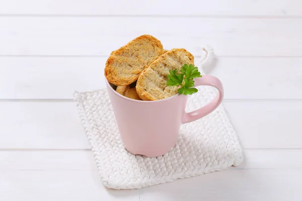 Tazza di fette biscottate croccanti — Foto Stock