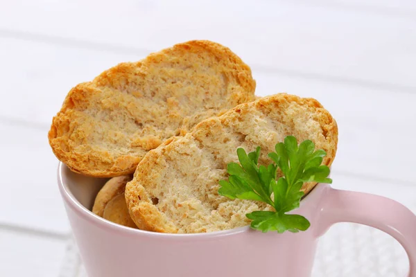 Xícara de rusks crocantes — Fotografia de Stock