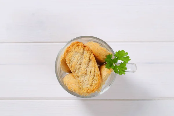 Tazza di fette biscottate croccanti — Foto Stock
