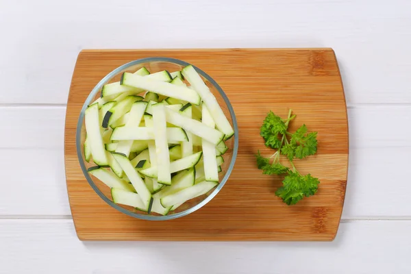 Zucchini skuren i strimlor — Stockfoto