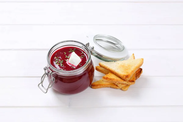 Sopa de crema de remolacha con tostadas — Foto de Stock