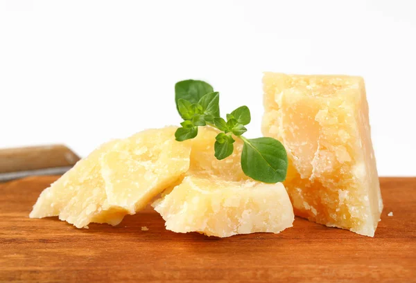 Queso parmesano en tabla de cortar —  Fotos de Stock