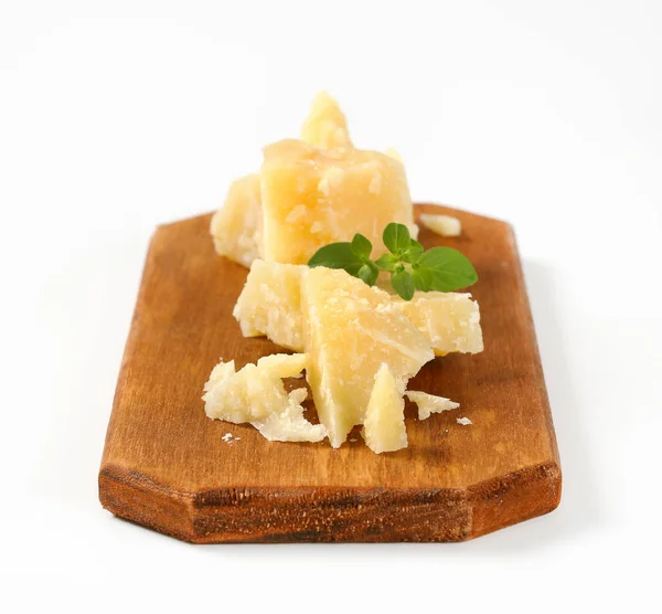 Fromage parmesan sur planche à découper — Photo