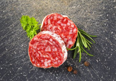 Kuru tedavi sosis dilimleri